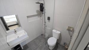 Ein Badezimmer in der Unterkunft One Point Hotel TT3 Tabuan Tranquility