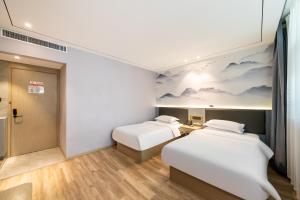 Weiting Hotel Shanghai Xujiahui Stadium Subway Station Branch房間的床