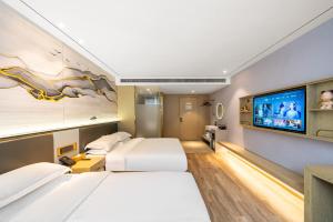 Weiting Hotel Shanghai Xujiahui Stadium Subway Station Branch房間的床