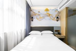 Weiting Hotel Shanghai Xujiahui Stadium Subway Station Branch房間的床