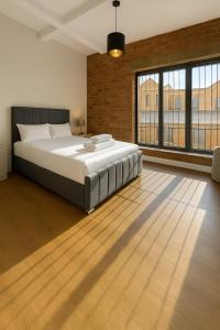 Postel nebo postele na pokoji v ubytování Comfy City Centre Apt for 6 - Close To Bars, Dining & Train