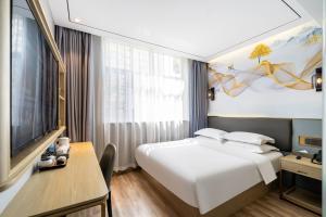 Weiting Hotel Shanghai Xujiahui Stadium Subway Station Branch房間的床
