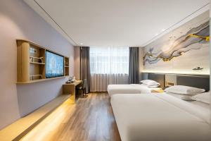 Weiting Hotel Shanghai Xujiahui Stadium Subway Station Branch房間的床