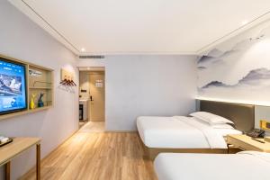 Weiting Hotel Shanghai Xujiahui Stadium Subway Station Branch房間的床