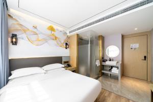 Weiting Hotel Shanghai Xujiahui Stadium Subway Station Branch房間的床