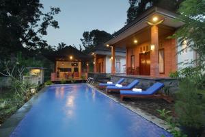 Kolam renang di atau dekat dengan Dhanya Villa Karangasem by Parigata