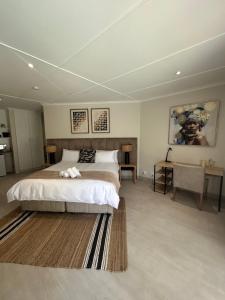 een slaapkamer met een groot bed en een tafel bij The Sanctuary Guest House in East London