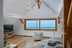 TV a/nebo společenská místnost v ubytování Außergewöhnliches Loft am Pfänderhang mit Seeblick