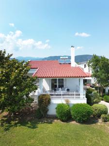a white house with a red roof at Villa Al mare Stav in Kouvéla