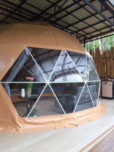 une tente avec une table à l'intérieur dans l'établissement Khao Sok River Canoe&Resort, à Khao Sok