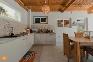 Kuchyň nebo kuchyňský kout v ubytování Villa crecerelles - maison manapany Saint-Joseph