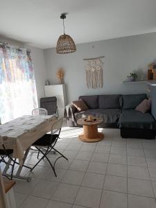 ヴィルヌーヴ・レ・ベジエにあるEntre Terre et Merのソファとテーブルのあるリビングルーム