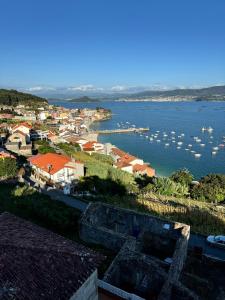 Blick auf einen Hafen mit Booten im Wasser in der Unterkunft O Lar de Raxó in Raxo + 19 Fotos