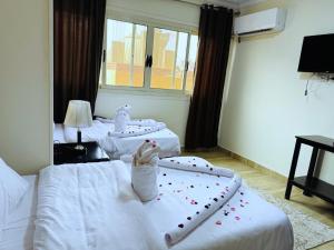 Voodi või voodid majutusasutuse Phoenix Pyramids View Inn toas