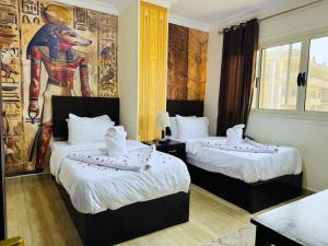 Voodi või voodid majutusasutuse Phoenix Pyramids View Inn toas