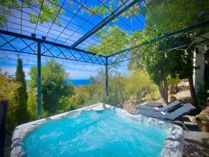 Bassein majutusasutuses El Solitaire-Luxurious villa-Infinity salt water pool-Sea views-Jacuzzi või selle lähedal