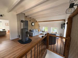 uitzicht op een woonkamer vanaf de bovenste verdieping van een huis bij Cottage MaarBurg in Ulmen