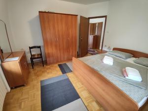Ένα ή περισσότερα κρεβάτια σε δωμάτιο στο Frane House +36 φωτογραφίες