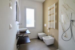 マロッタにあるCasa Momaの洗面台とトイレを備えた白いバスルーム