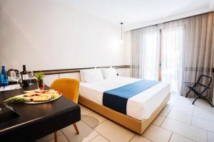 Postel nebo postele na pokoji v ubytování Corfu Acharavi Hotel