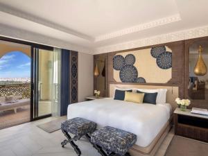Postel nebo postele na pokoji v ubytování Fairmont Tazi Palace Tangier