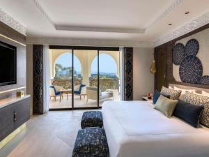 Postel nebo postele na pokoji v ubytování Fairmont Tazi Palace Tangier