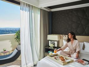 Postel nebo postele na pokoji v ubytování Fairmont Tazi Palace Tangier
