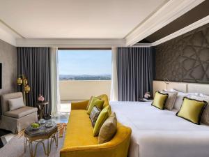 Postel nebo postele na pokoji v ubytování Fairmont Tazi Palace Tangier