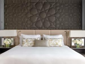 Postel nebo postele na pokoji v ubytování Fairmont Tazi Palace Tangier