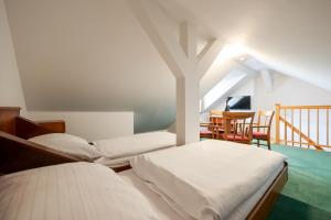 Postel nebo postele na pokoji v ubytování Hotel Mlýn
