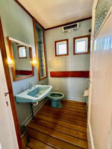 Ένα μπάνιο στο Waterfront house with sun all day