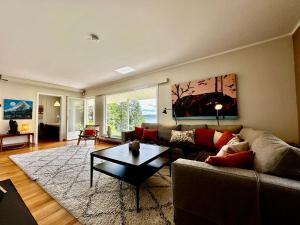 Χώρος καθιστικού στο Waterfront house with sun all day