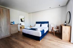 Postel nebo postele na pokoji v ubytování Corfu Acharavi Hotel