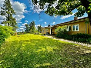 Κήπος έξω από το Waterfront house with sun all day