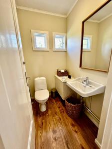 Ένα μπάνιο στο Waterfront house with sun all day +29 φωτογραφίες