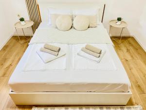 ein großes weißes Bett mit zwei Kissen darauf in der Unterkunft Zayed Residence in Mostar
