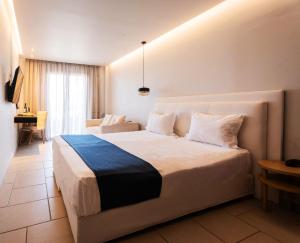 Postel nebo postele na pokoji v ubytování Corfu Acharavi Hotel