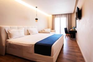 Postel nebo postele na pokoji v ubytování Corfu Acharavi Hotel