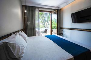 Postel nebo postele na pokoji v ubytování Corfu Acharavi Hotel