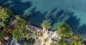 象岛Awa Resort Koh Chang的享有海滩上树木和水景 更多63张照片