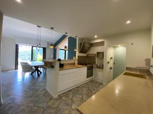 Una gran cocina con mesa y comedor. en Villa Férus Piscine chauffée, en Buis-les-Baronnies