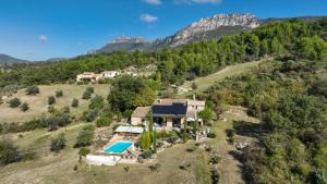 Una finca en la montaña con piscina en Villa Férus Piscine chauffée, en Buis-les-Baronnies