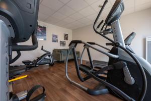 a gym with two treadmills and a treadmill at Résidence Prestige Odalys Le Domaine des Pins in Noirmoutier-en-l'lle