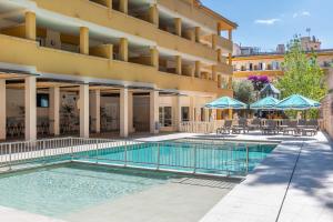 The swimming pool at or close to FLOR los Almendros Apartamentos