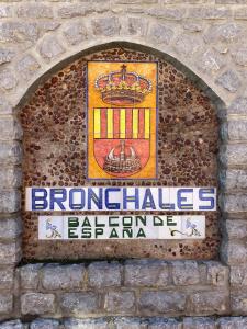 a sign on the side of a brick wall at Ático con chimenea en Bronchales in Bronchales