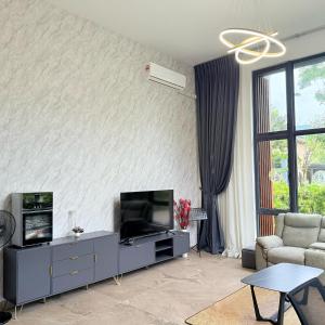 sala de estar con TV y pared en Villa in Forest City Golf Club J2-57, en Johor Bahru