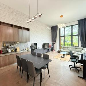 Una cocina y una sala de estar con mesa y sillas. en Villa in Forest City Golf Club J2-57, en Johor Bahru