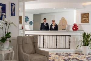 Členové personálu v ubytování Hotel Savoia