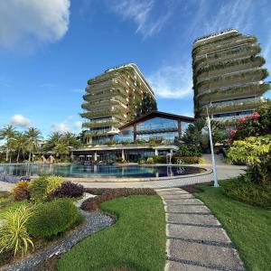 dos edificios altos con piscina frente a un edificio en Villa in Forest City Golf Club J2-57, en Johor Bahru