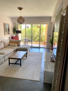 Posezení v ubytování Location appartement Mandelieu, piscines privées, garage, proche des plages + 7 fotografií